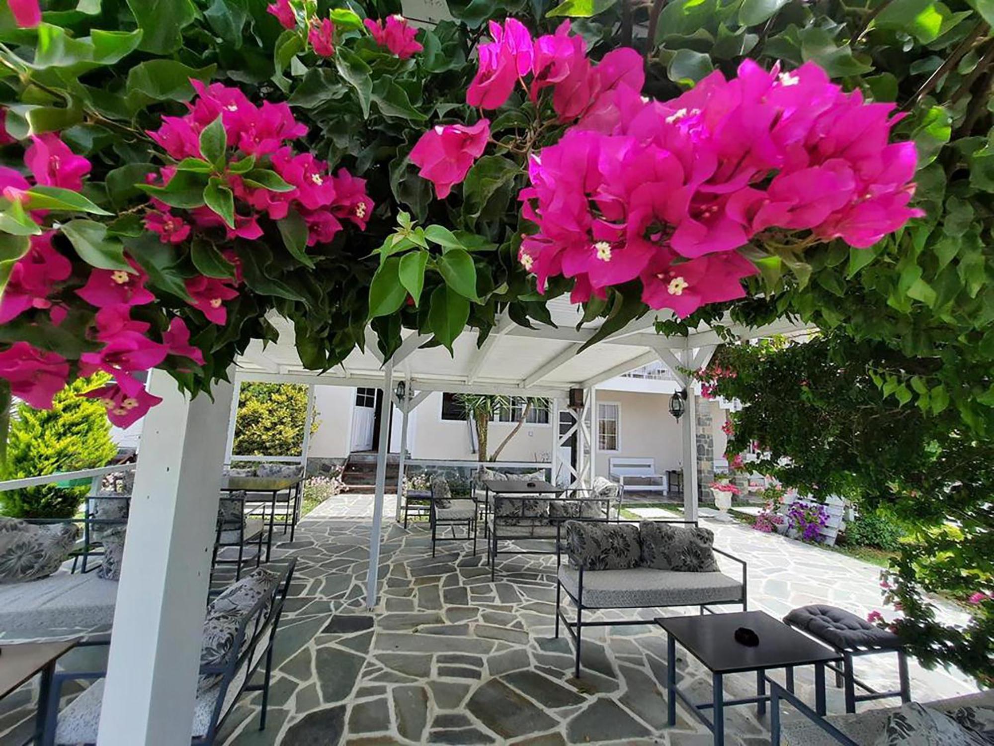 Nili Hotel Vlorë Esterno foto