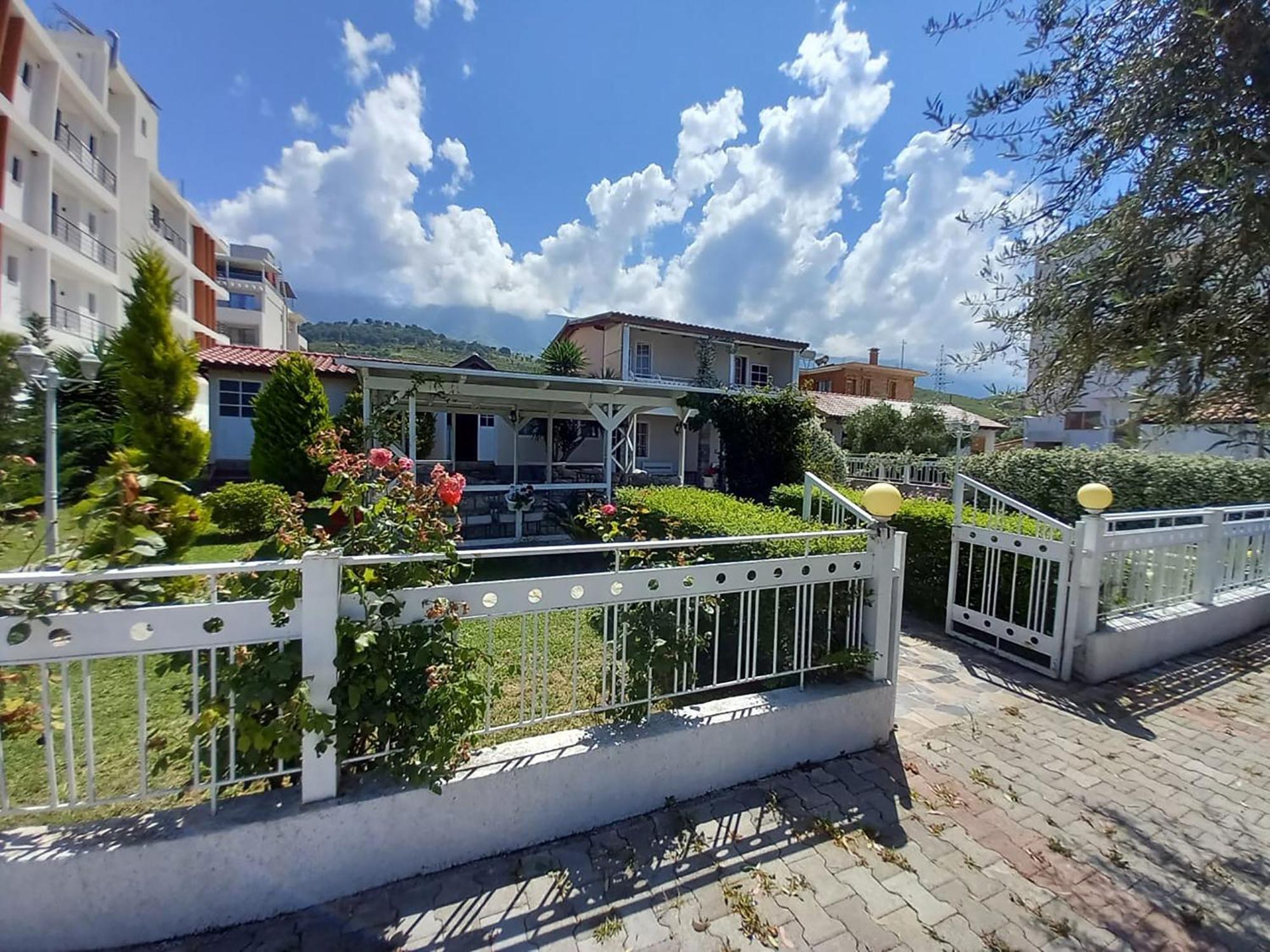 Nili Hotel Vlorë Esterno foto