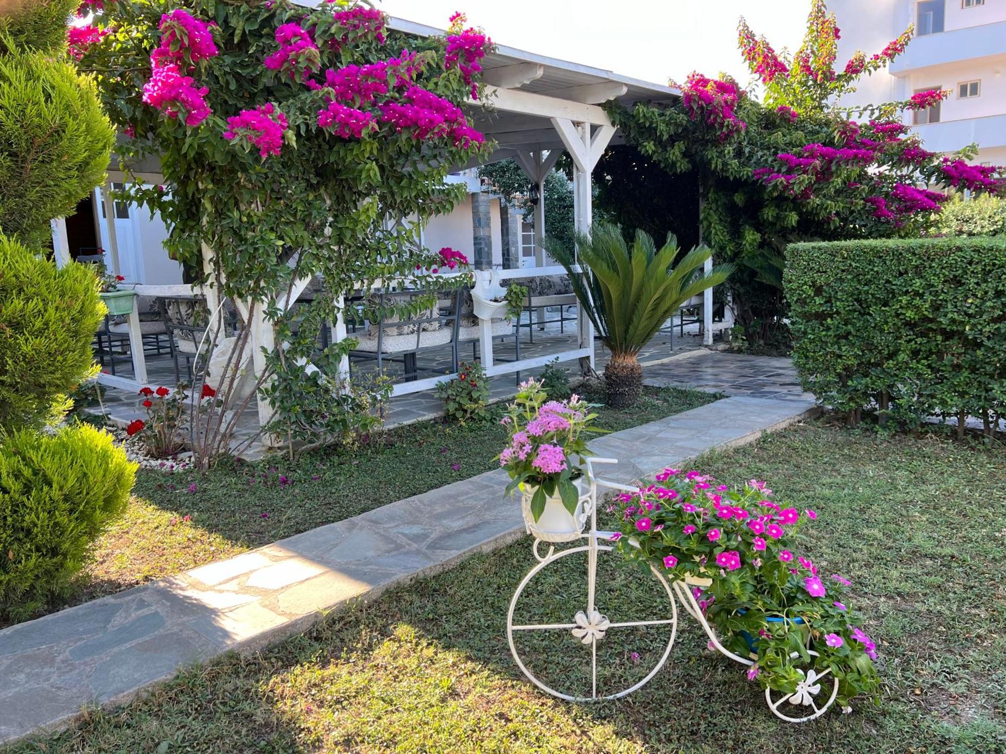 Nili Hotel Vlorë Esterno foto