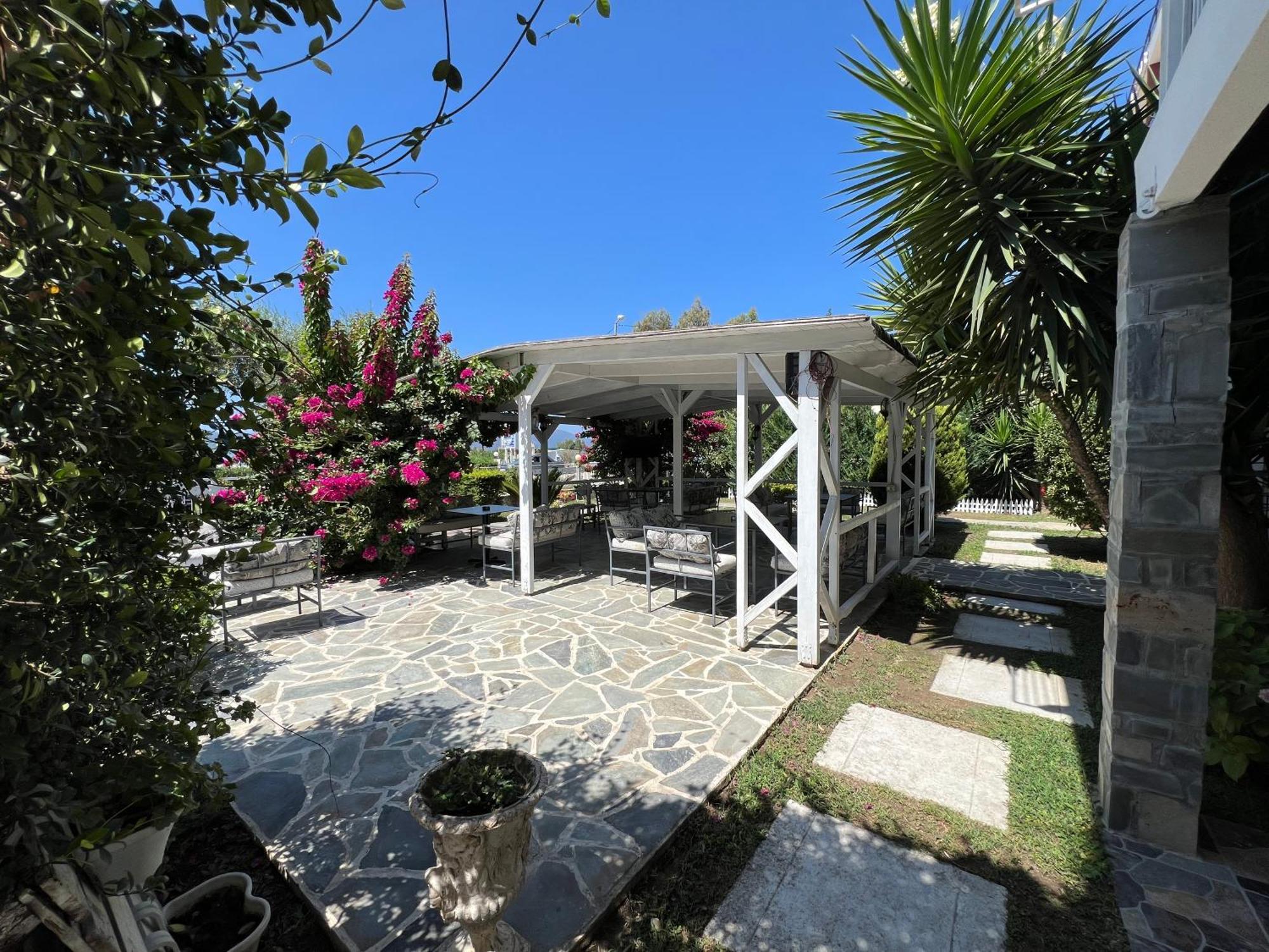 Nili Hotel Vlorë Esterno foto