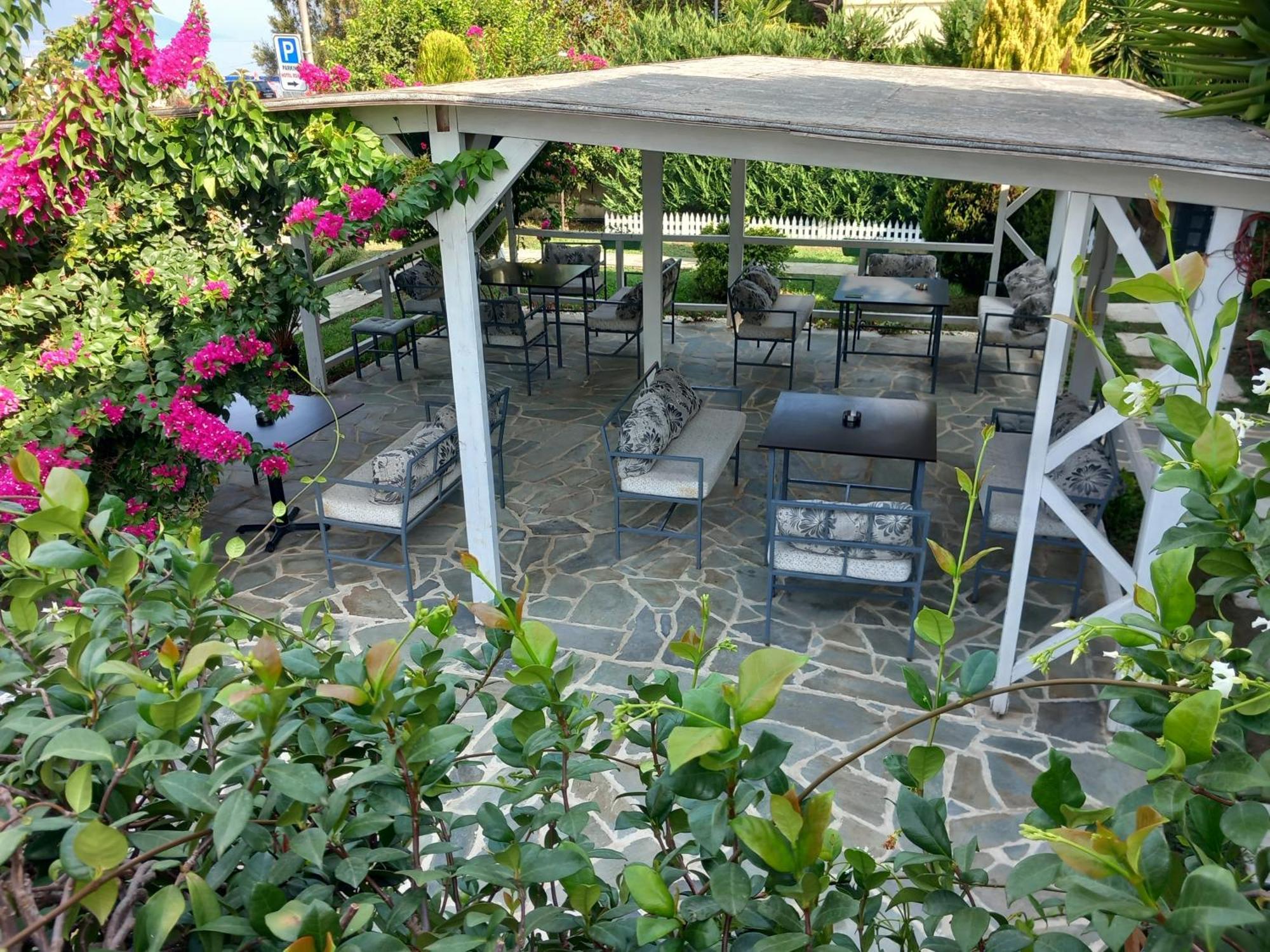 Nili Hotel Vlorë Esterno foto