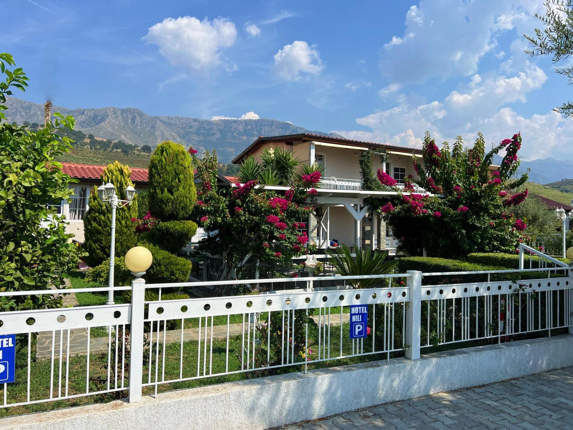 Nili Hotel Vlorë Esterno foto