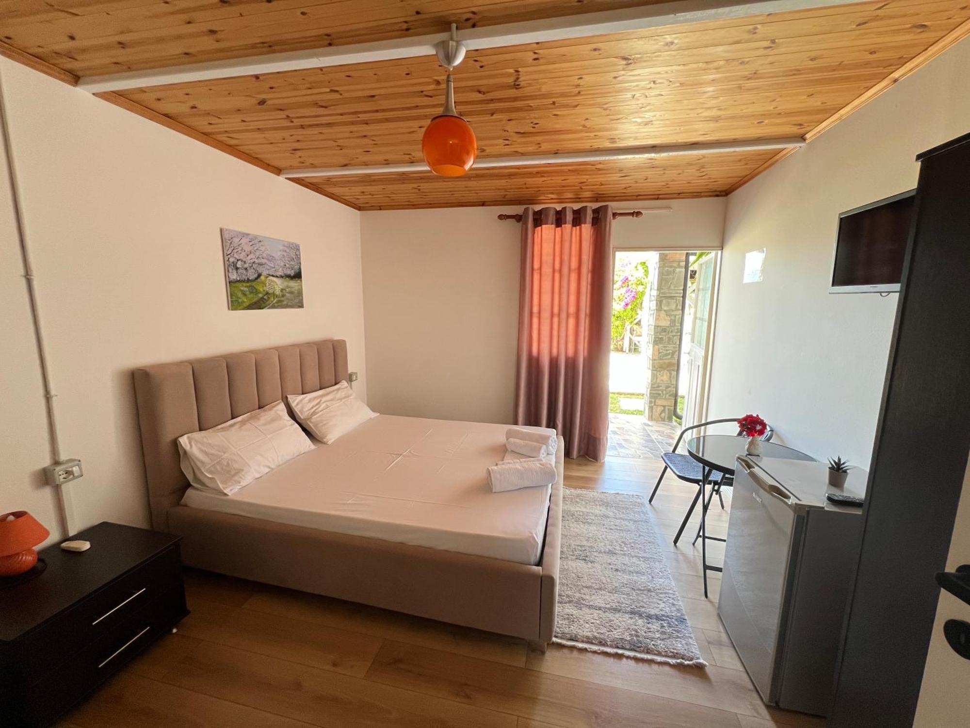 Nili Hotel Vlorë Esterno foto