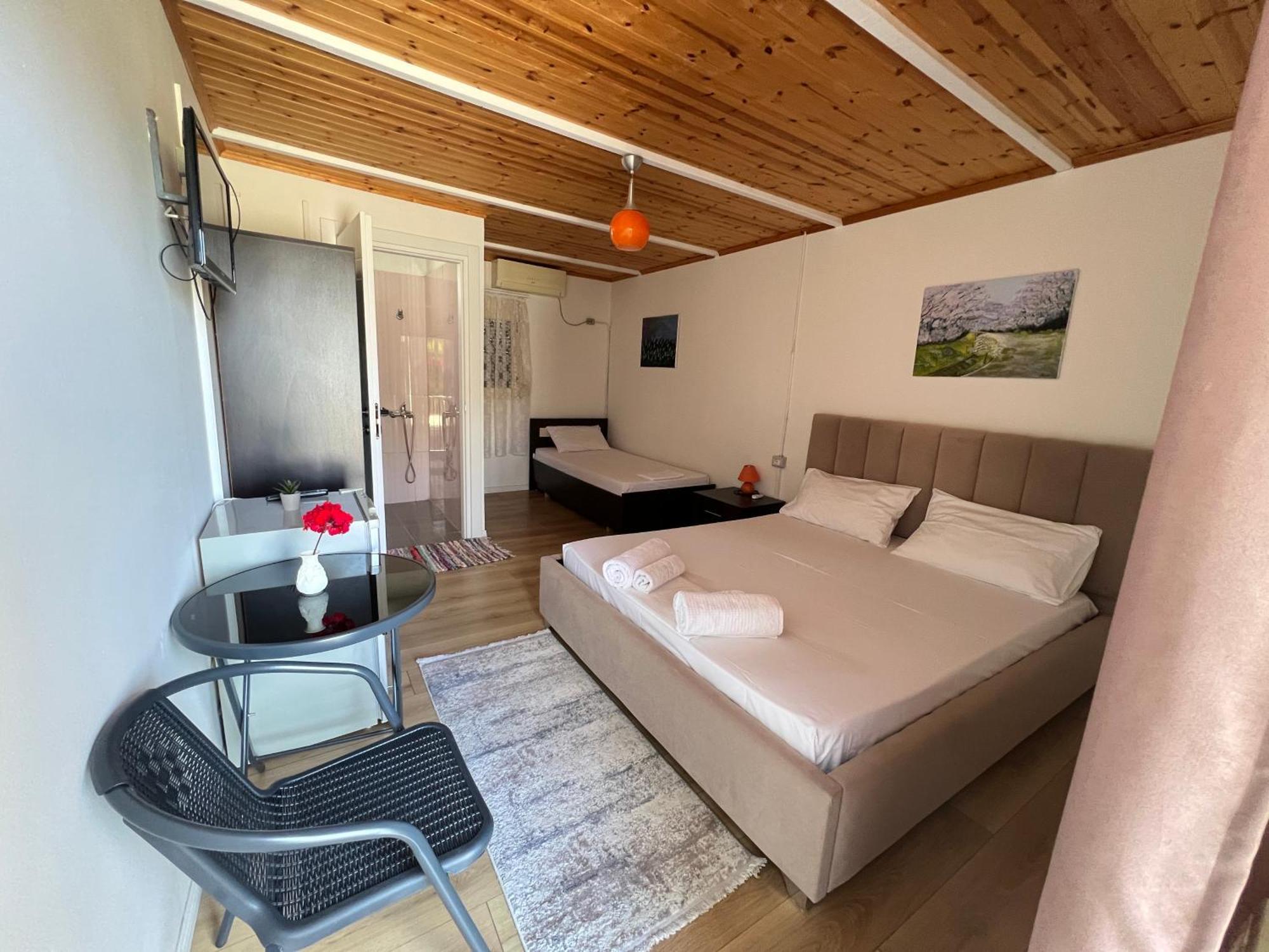 Nili Hotel Vlorë Esterno foto